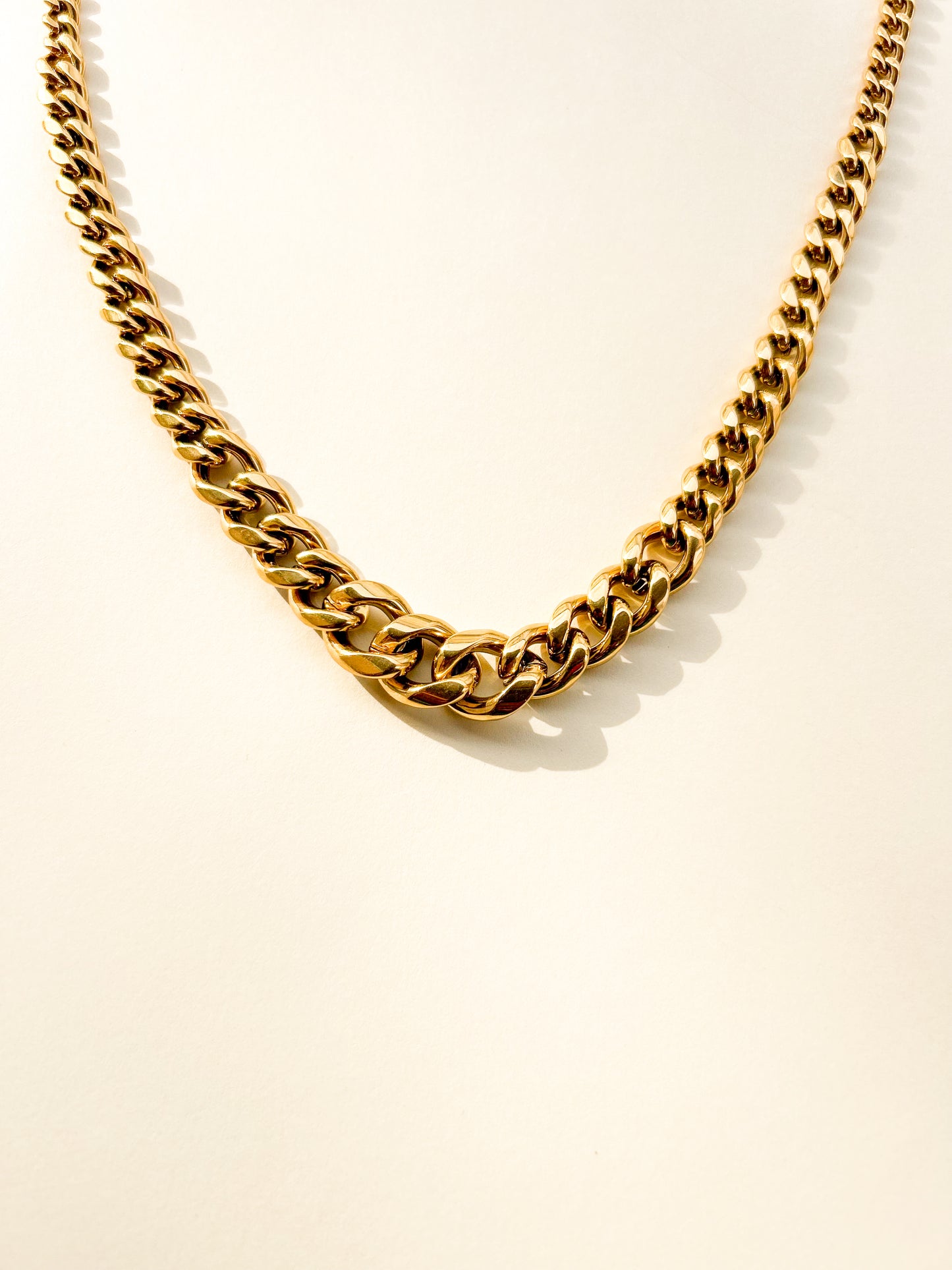 crescendo gold neckless